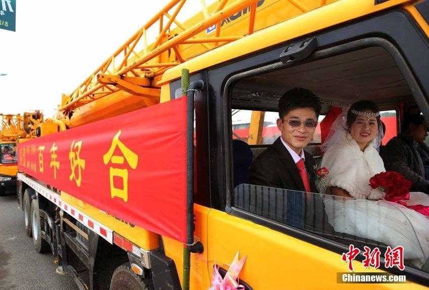 Đón dâu hoành tráng bằng dàn xe cần cẩu