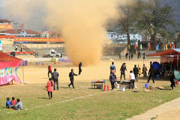 Hoảng hồn vì cơn lốc xoáy kỳ lạ ở Mèo Vạc