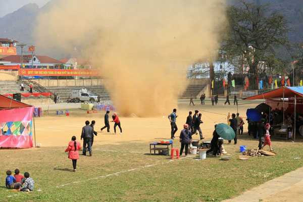 Hoảng hồn vì cơn lốc xoáy kỳ lạ ở Mèo Vạc