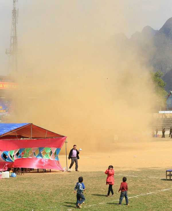 Hoảng hồn vì cơn lốc xoáy kỳ lạ ở Mèo Vạc