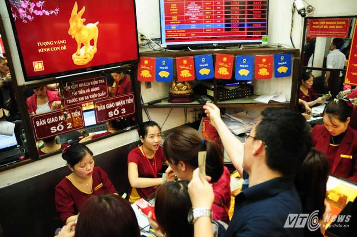Khách hàng chen chân mua vàng cầu may ngày vía thần Tài