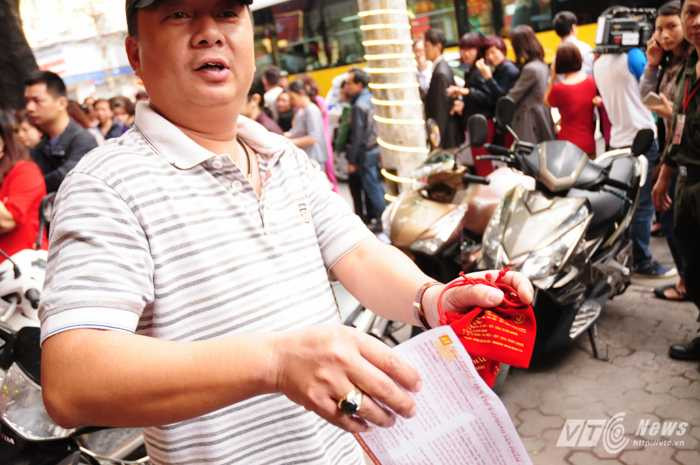 Khách hàng vui vẻ vì mua được vàng cầu may sớm