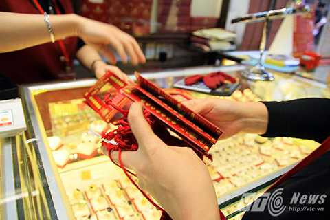 Ngàn người xếp hàng kín phố chờ mua vàng ngày Vía thần tài