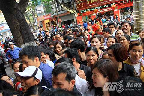 Ngàn người xếp hàng kín phố chờ mua vàng ngày Vía thần tài