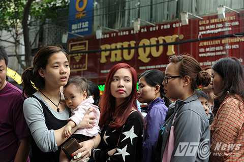 Ngàn người xếp hàng kín phố chờ mua vàng ngày Vía thần tài