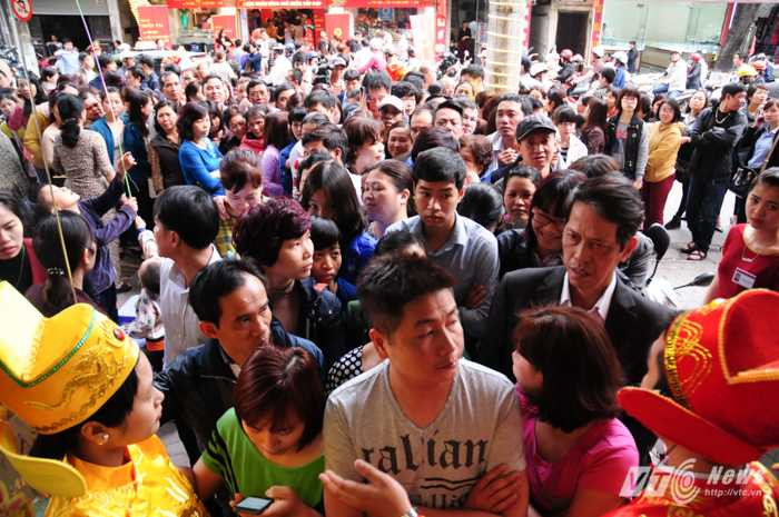 Các nhân viên hóa trang thành thần Tài đón khách hàng