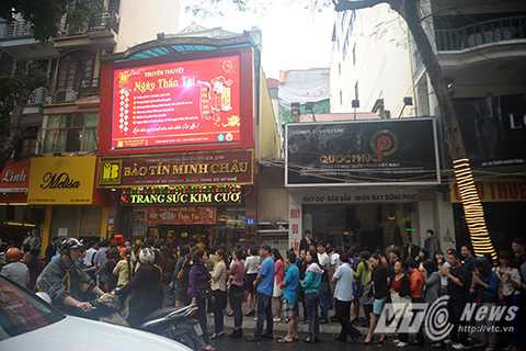 Ngàn người xếp hàng kín phố chờ mua vàng ngày Vía thần tài