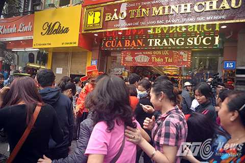 Ngàn người xếp hàng kín phố chờ mua vàng ngày Vía thần tài