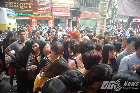 Ngàn người xếp hàng kín phố chờ mua vàng ngày Vía thần tài
