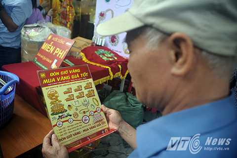 Ngàn người xếp hàng kín phố chờ mua vàng ngày Vía thần tài
