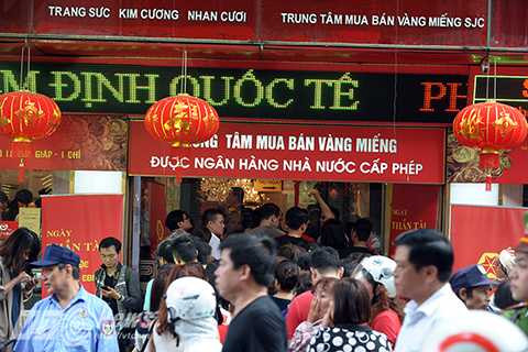 Ngàn người xếp hàng kín phố chờ mua vàng ngày Vía thần tài