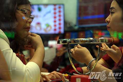 Ngàn người xếp hàng kín phố chờ mua vàng ngày Vía thần tài