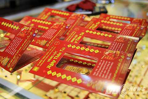 Ngàn người xếp hàng kín phố chờ mua vàng ngày Vía thần tài