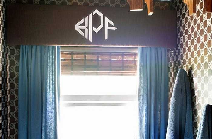 Việc lồng ghép các ký tự và viết tắt bằng ký tự đầu in hoa là một ý tưởng hay chỉ là sự quảng bá thương hiệu quá mức cần thiết? 