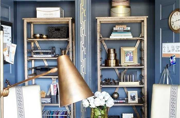 Bạn có thể chơi đùa với các sắc thái khác nhau của màu vàng kim loại trong dáng vẻ mới của văn phòng này. Bạn có muốn tạo một chút sáng lấp lánh khi trộn bạc và vàng hay bạn nghĩ rằng các kim loại cứ nên dùng riêng biệt? 