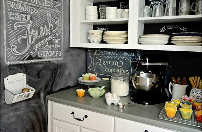 Nó được treo trong lớp học, nhưng xu hướng sử dụng bảng phấn hoặc bảng sơn đen tại nhà không có dấu hiệu giảm nhiệt. Bạn cảm thấy sử dụng bảng phấn thế này rất tuyệt hay là nó chỉ nên ở trong lớp học thôi? 