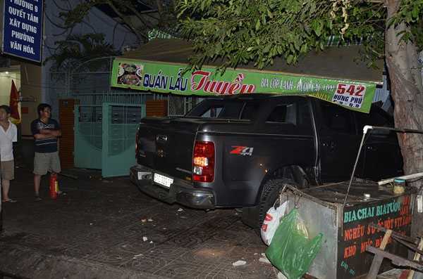 Ôtô tông sập nhà lúc rạng sáng, bé trai 3 tuổi nguy kịch