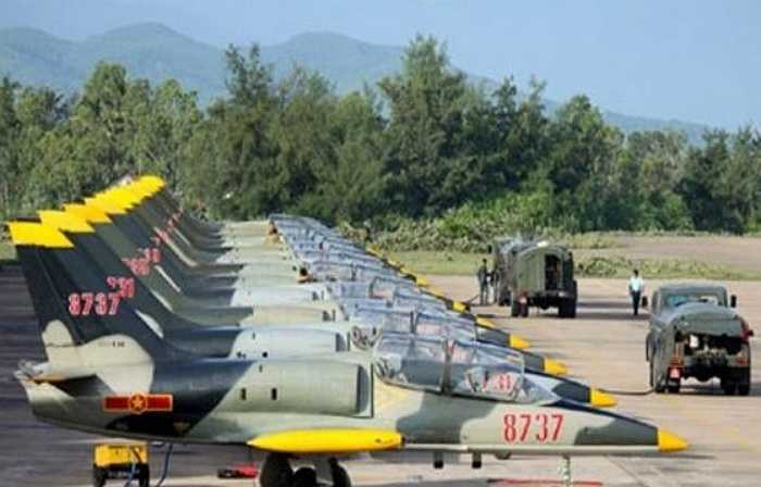 Hiện nay, để đào tạo phi công, Không quân Việt Nam có hàng loạt máy bay huấn luyện chuyên dụng. Đầu tiên phải kể đến là máy bay L-39, được biết L-39 là loại máy bay huấn luyện đa tính năng được phát triển tại Cộng hòa Czech để đáp ứng các yêu cầu cho loại 'C-39' (C viết tắt của Cvičný - huấn luyện) trong thập niên 1960 để thay thế chiếc L-29 Delfín. 