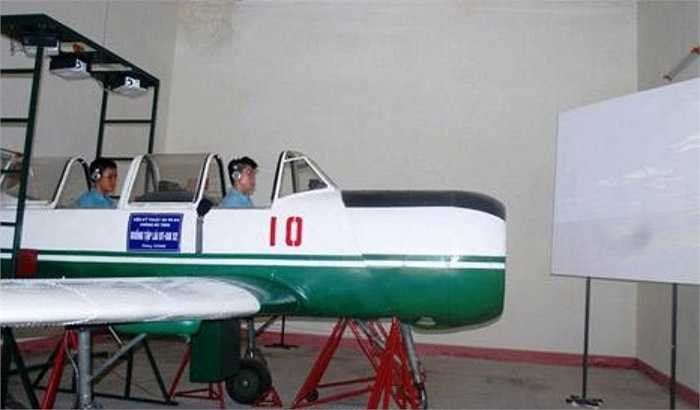 Để có thể thực hành trên máy bay thật, học viên phi công tập lái trên buồng lái mô phỏng máy bay Yak-52. 