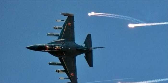 Ngoài những trang bị hiên có, trong tương lai, rất có thể phi công Việt Nam sẽ được huấn luyện trên máy bay huấn luyện - chiến đấu tiên tiến Yak-130 Mitten do Nga sản xuất. 