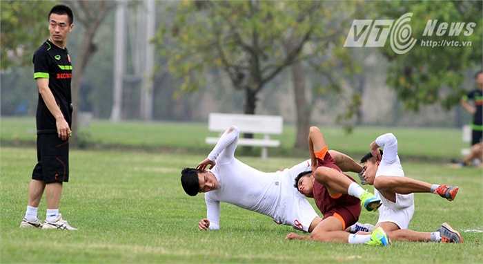 Ông yêu cầu các cầu thủ thực hiện các động tác bổ trợ để điều trị chấn thương.