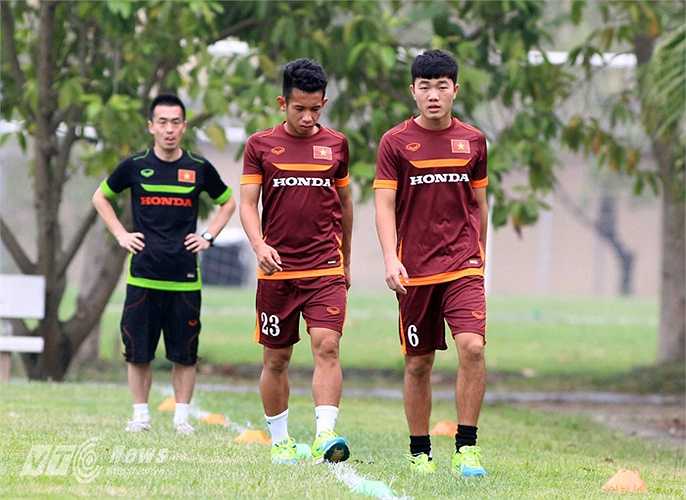 Lương Xuân Trường(phải) đã gặp đa chấn thương trước khi lên tuyển và 6 buổi tập qua luôn được tập riêng. Còn Hồng Duy bị đau gót chân trong buổi tập sáng 27/2.