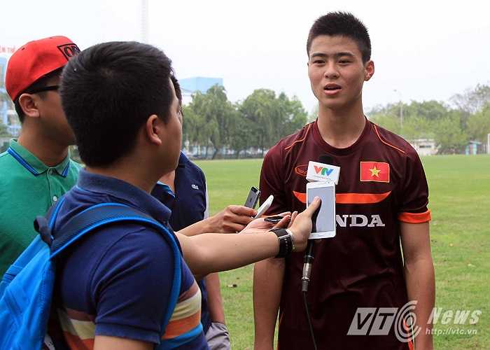 Duy Mạnh trả lời phỏng vấn sau buổi tập sáng ngày 27/2.