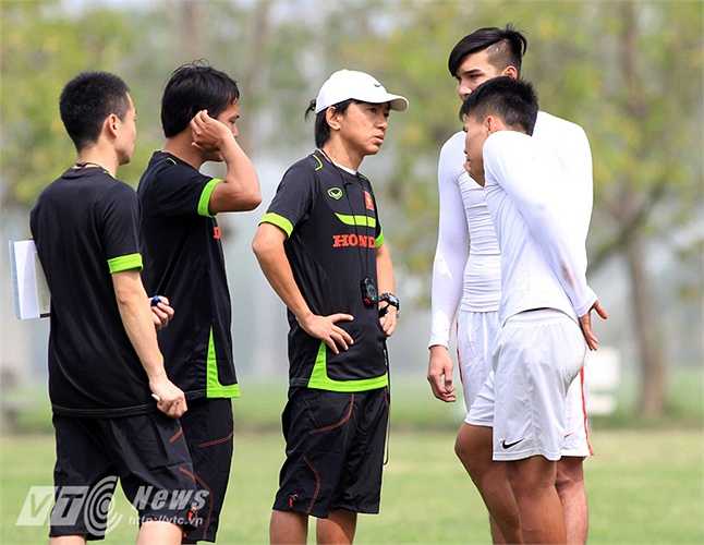 Chưa hết, ông thầy người Nhật còn buộc phải cho cả Duy Khánh và Tiến Dũng nghỉ tập cũng vì họ có những vết đau.