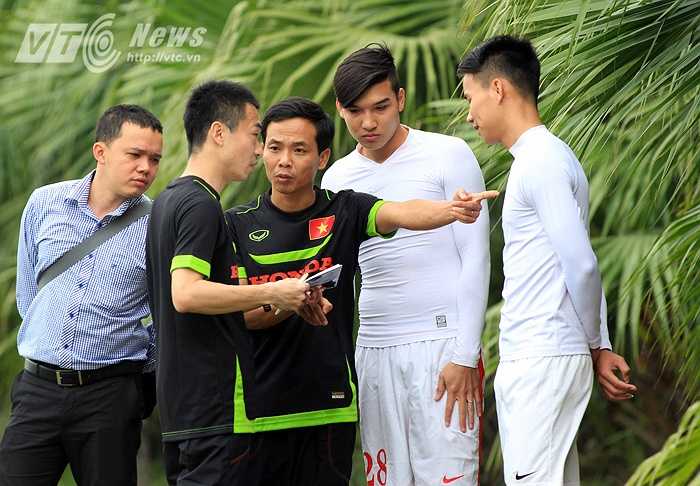 Bác sĩ Hoàng Nghĩa Dương cùng chuyên gia trị liệu người Nhật Kubo Shinichi trao đổi về tình hình chấn thương của các cầu thủ.