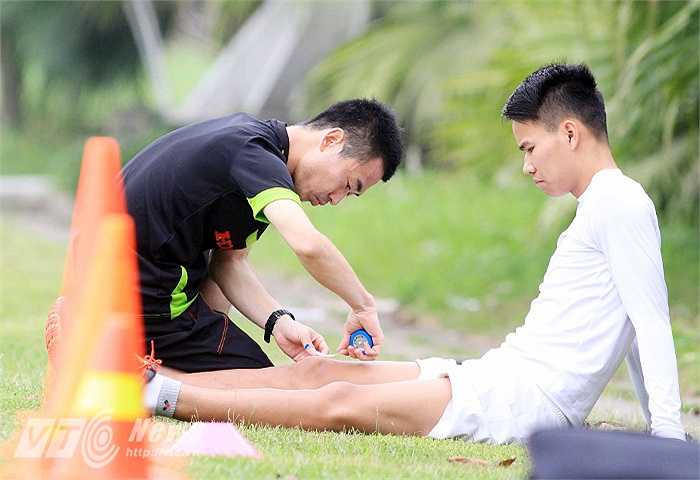 Bác sĩ Kubo Shinichi kiểm tra mức độ chấn thương của Tiến Dũng.