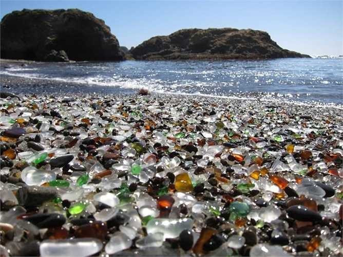 Bãi biển thủy tinh (Glass Beach) tại Fort Bragg, California, Mỹ.