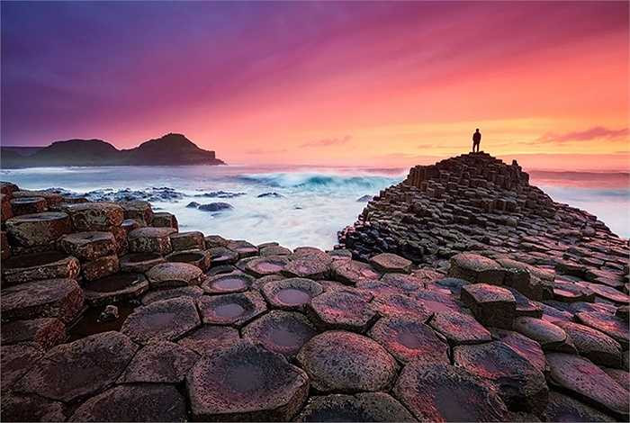 Bãi biển Giants Causeway, Ireland với những tầng đá basalt trông giống bước chân của người khổng lồ.