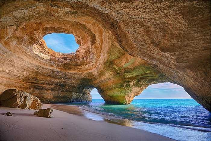 Bãi biển phía trong hang động tại Algarve, Bồ Đào Nha, được hình thành bởi các núi đá vôi bị bào mòn bởi sóng biển.