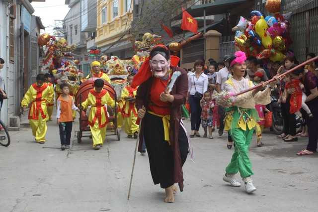 Về nơi đàn ông mặc váy múa 'con đĩ đánh bồng'