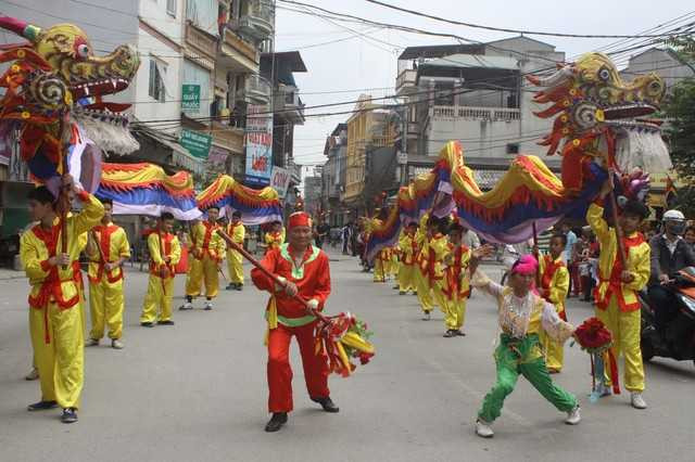 Về nơi đàn ông mặc váy múa 'con đĩ đánh bồng'