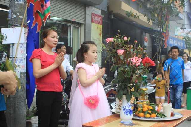 Về nơi đàn ông mặc váy múa 'con đĩ đánh bồng'