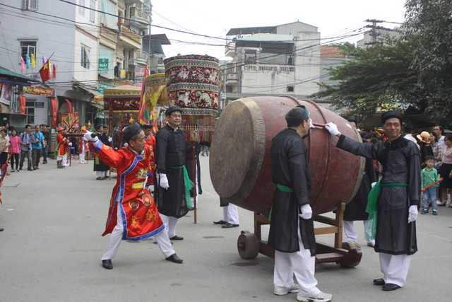 Về nơi đàn ông mặc váy múa 'con đĩ đánh bồng'