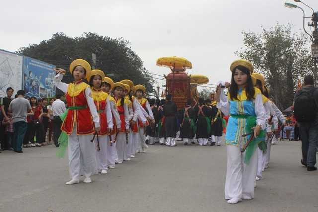 Về nơi đàn ông mặc váy múa 'con đĩ đánh bồng'