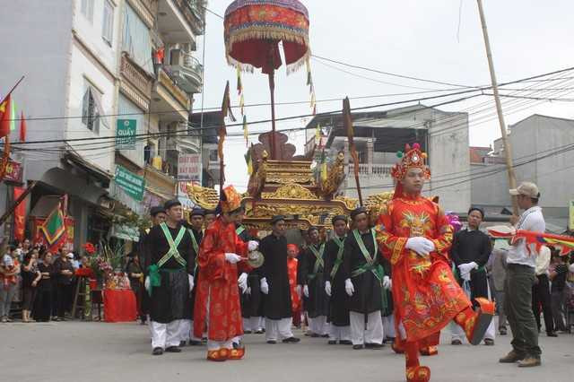 Về nơi đàn ông mặc váy múa 'con đĩ đánh bồng'