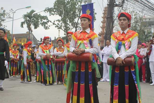 Về nơi đàn ông mặc váy múa 'con đĩ đánh bồng'