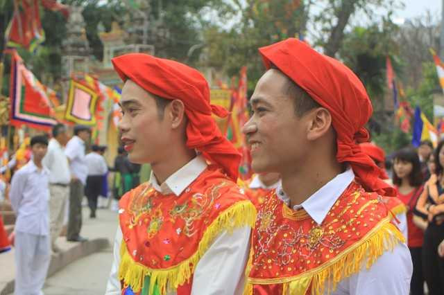 Về nơi đàn ông mặc váy múa 'con đĩ đánh bồng'