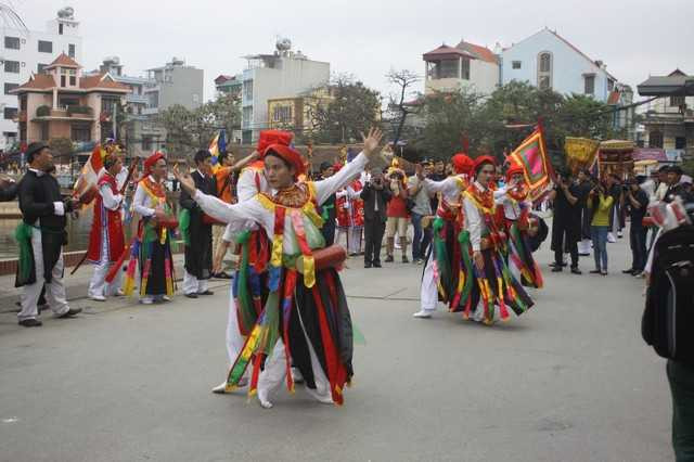 Về nơi đàn ông mặc váy múa 'con đĩ đánh bồng'