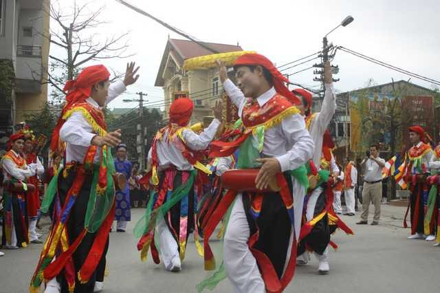 Về nơi đàn ông mặc váy múa 'con đĩ đánh bồng'