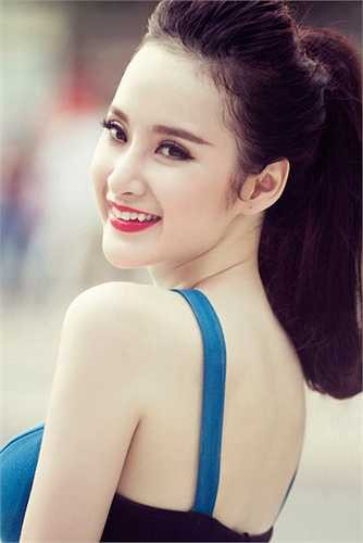 Angela Phương Trinh được mệnh danh là ‘nữ hoàng thị phi’ của showbiz Việt. 