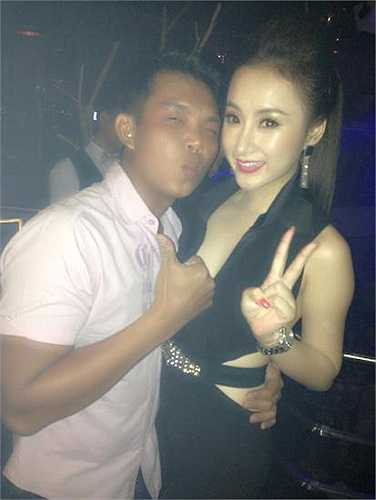 Cô cho rằng ‘không ai diện một chiếc váy kín mít từ đầu đến chân để hát trong bar, mà phải mặc đồ gợi cảm. Đúng là trang phục Trinh mặc có hơi gợi cảm một chút, nhưng Trinh chỉ mặc bộ đồ đó một lần duy nhất. Sau đó, Trinh đã nhờ nhà thiết kế may lại hoàn toàn mới và không còn sexy như vậy nữa.’ 