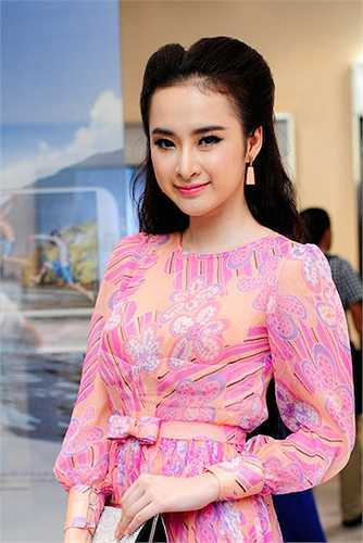 Hiện tại, ‘nữ hoàng thị phi’ đang tránh những lùm xùm, tập trung vào cuộc thi ‘Bước nhảy hoàn vũ’ và chờ những dự án phim tiếp theo.