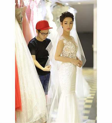 Anh cũng không tiếc tiền chuẩn bị cho đám cưới của cả hai. Váy cưới màu trắng của Trà My có giá gần 200 triệu đồng, được thiết kế riêng đính kết tinh xảo với 3.000 viên pha lê cao cấp.