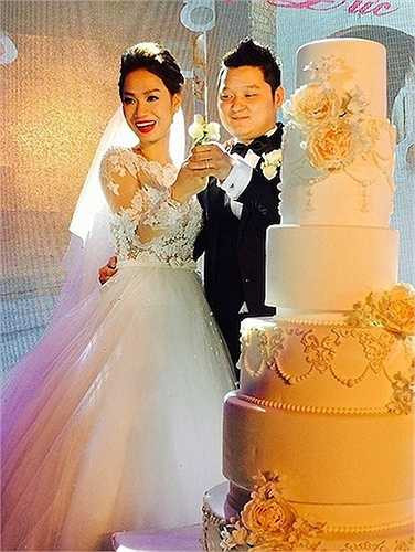 Tiệc cưới của Trà My và chồng được tổ chức rất linh đình. 