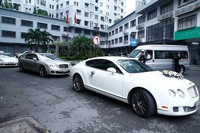 Cô cũng được rước dâu bằng loạt xe sang bạc tỷ. 
