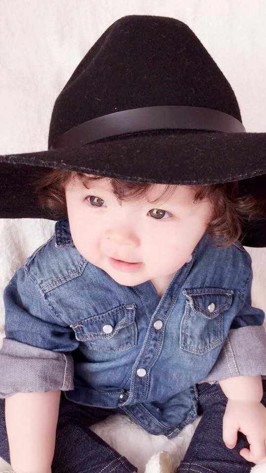 Mới đây, trên Fanpage của thiên thần nhí xuất hiện loạt ảnh Cadie hóa thân thành cao bồi viễn Tây với loạt biểu cảm đáng yêu thu hút sự quan tâm của dân mạng.